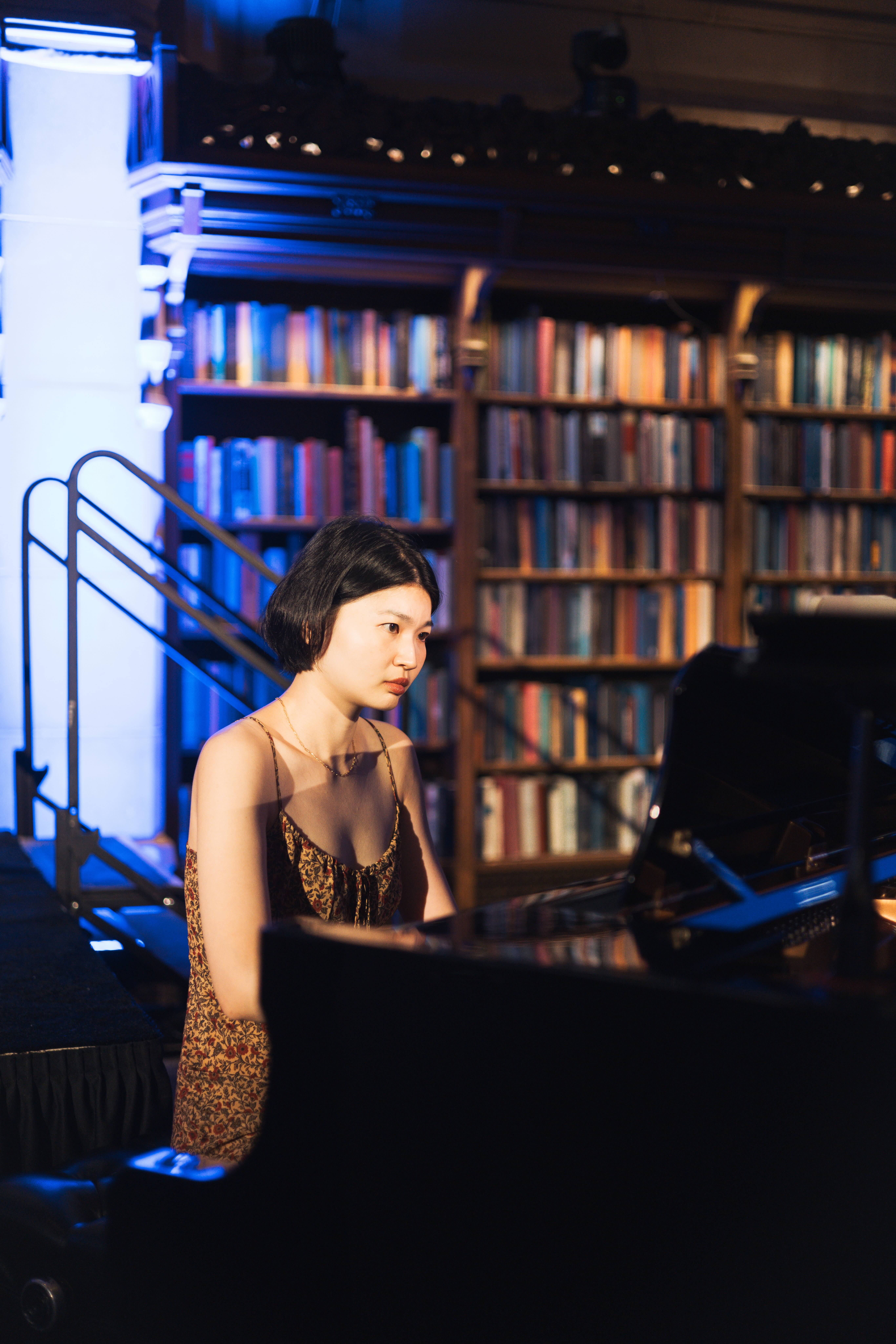 Cicy Li side profile at piano